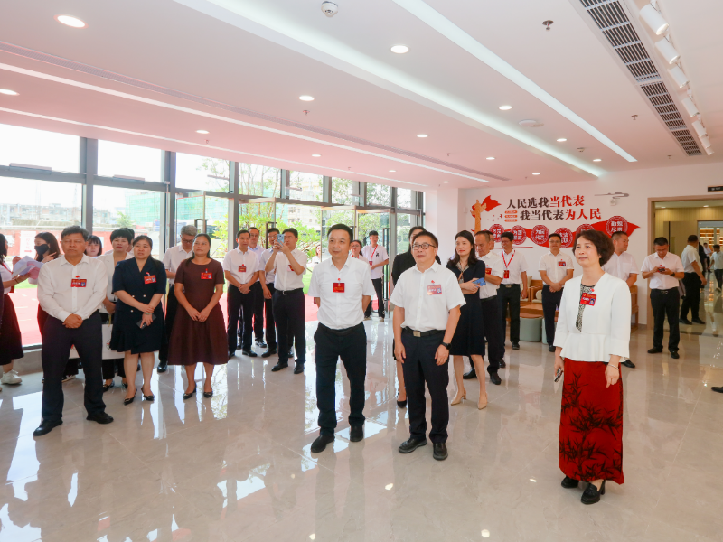 人大代表社区联络站并观看了航城街道办事处及航城街道人大工委宣传片